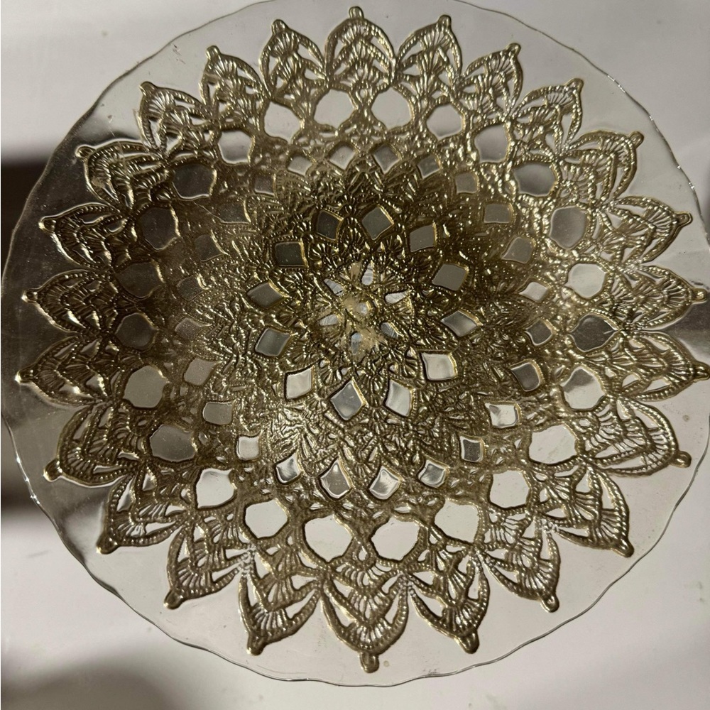 Artistic glass cake or bread holder 🥯